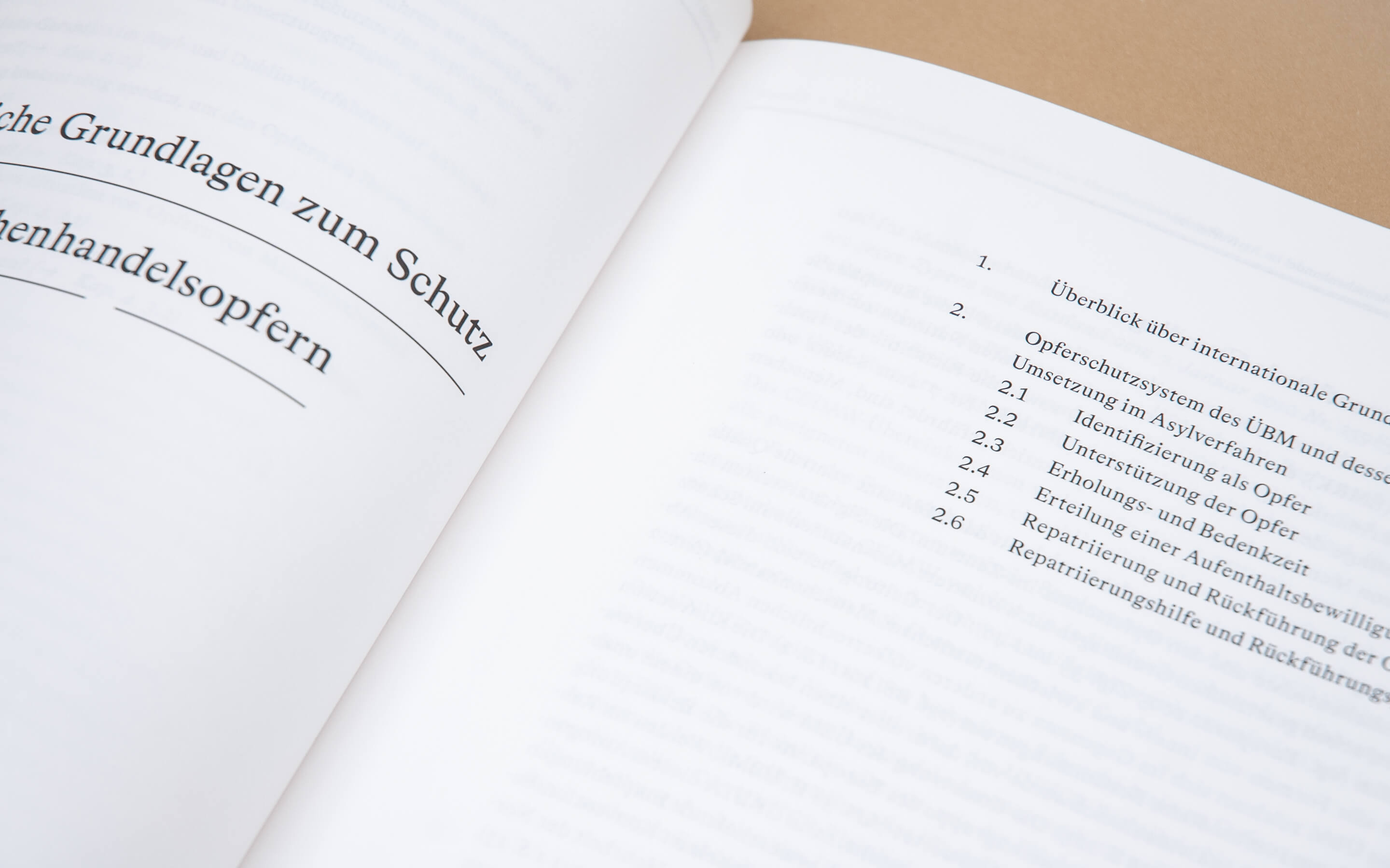 Rechtsberatungsstelle-Bern-Menschen-in-Not-Handbuch-Leitfaden-Juristen-Typografie-Rapperswil-Parizzi-Buchdruck-und-Gebrauchsgrafik